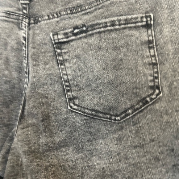 NWT Time and Tru Gray Jean Shorts Distressed Cut-Off Style 8.5 inseam Size 12 - Picture 5 of 8